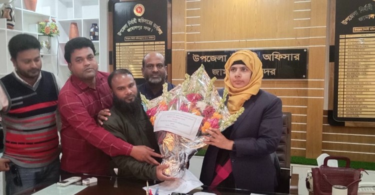 নতুন ইউএনওকে স্বতন্ত্র ইবতেদায়ী মাদ্রাসা শিক্ষক সমিতির ফুলেল শুভেচ্ছা ও সংবর্ধনা