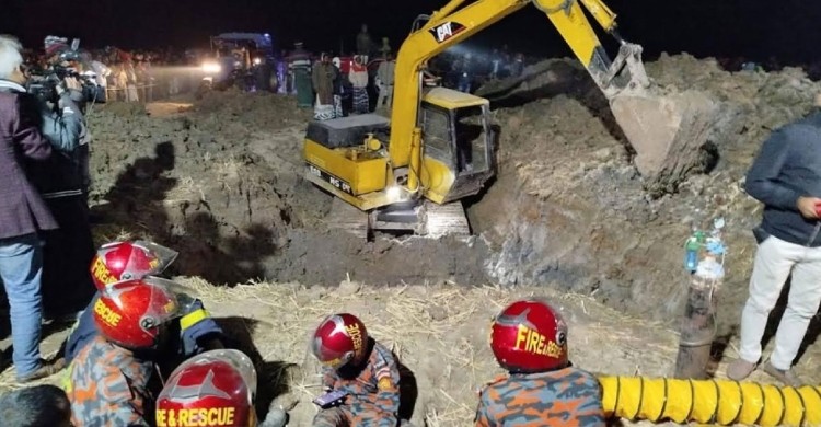 ১৭ ঘণ্টাতেও উদ্ধার হয়নি শিশু স্বাধীন, চলছে সুড়ঙ্গ খোঁড়ার কাজ