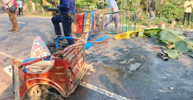 দিনাজপুরে বাস–ইজিবাইকের মুখোমুখি সংঘর্ষে নিহত ৪