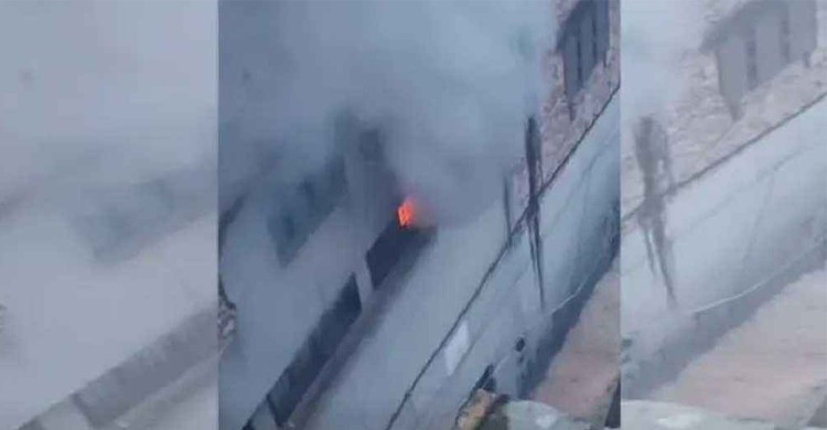 রাজধানীর বংশালে হেলমেট গোডাউনের আগুন নিয়ন্ত্রণে