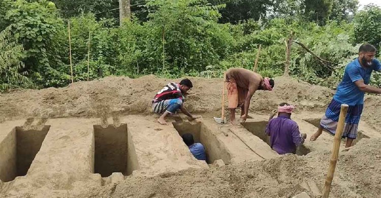চাঁপাইনবাবগঞ্জে নদীতে ডুবে ৫ শিশুর মৃত্যু, শায়িত হলো ৫ শিশু পাশাপাশি কবরে