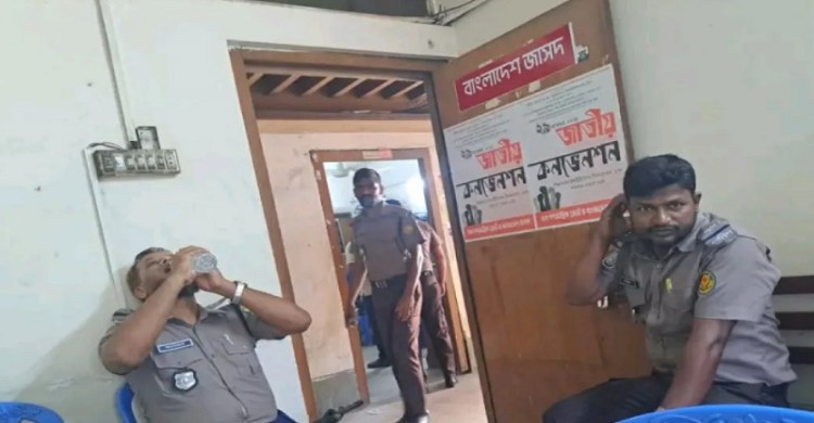 জাসদ কার্যালয়ে পুলিশের অবস্থান, বঙ্গবন্ধুর প্রতিকৃতিতে শ্রদ্ধা কর্মসূচি ঘিরে উত্তেজনা