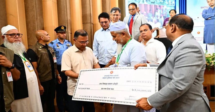 অসুস্থ শিক্ষকের জন্য মঞ্চ থেকে নেমে অবসর ভাতা তুলে দিলেন প্রধানমন্ত্রী