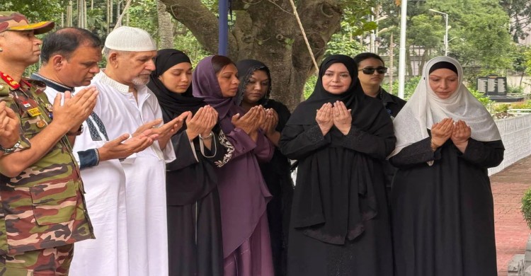 মেয়েকে সঙ্গে নিয়ে বাবার কবর জিয়ারত করলেন জুবাইদা রহমান