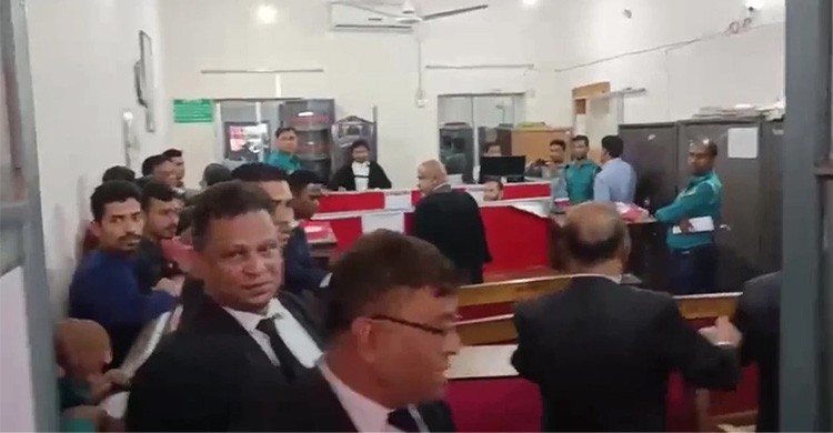 বরিশালে বিচারককে এজলাস ত্যাগ করতে বাধ্য করলেন আইনজীবীরা