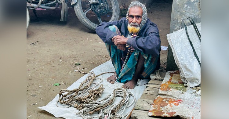দু’মুঠো ভাতের লড়াইয়ে বৃদ্ধ বাবা, রশিই এখন তার শেষ সম্বল