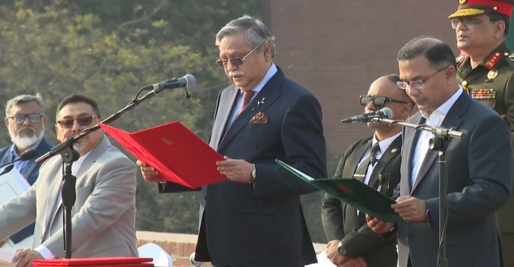 প্রধানমন্ত্রীর শপথ নিলেন তারেক রহমান
