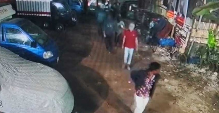 ফতুল্লায় স্বেচ্ছাসেবক দল নেতার কার্যালয়ে ভাঙচুর ও গুলিবর্ষণ, আহত ৩