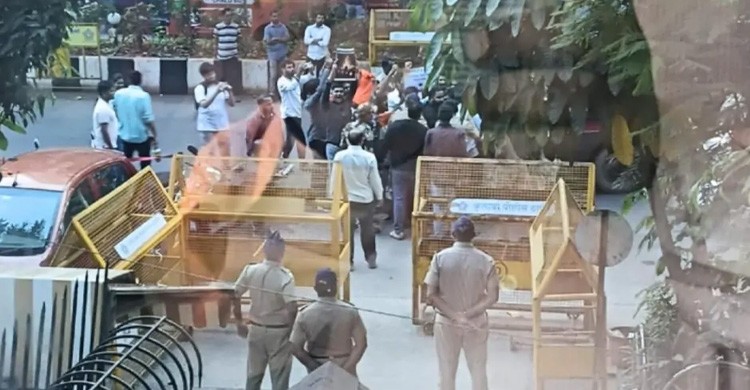এবার মুম্বাইয়ে বাংলাদেশের পতাকা ছিঁড়ে বিক্ষোভ উগ্র হিন্দুত্ববাদীদের