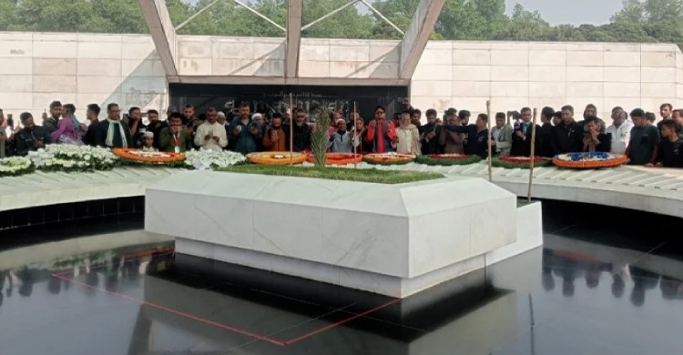 খালেদা জিয়ার সমাধিতে শ্রদ্ধা জানাতে পঞ্চম দিনেও মানুষের ঢল