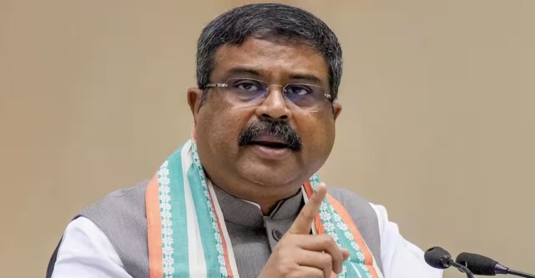প্রশ্নফাঁসের প্রতিবাদের মধ্যদিয়ে রাজনীতিতে উত্থান, প্রশ্নফাঁসেই পতন
