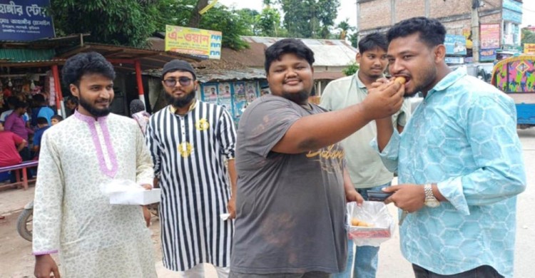 ইউএনওর বদলির খবরে কুড়িগ্রামে জুলাই যোদ্ধাদের মিষ্টি বিতরণ