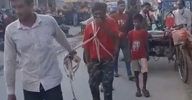 চুরির অভিযোগে দড়িতে বেঁধে রাস্তায় ঘোরানো হলো যুবককে, ভিডিও ভাইরাল