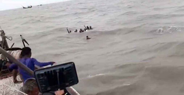 উত্তাল সাগরে ডুবল তিন ট্রলার, নিখোঁজ ১৩ জেলে
