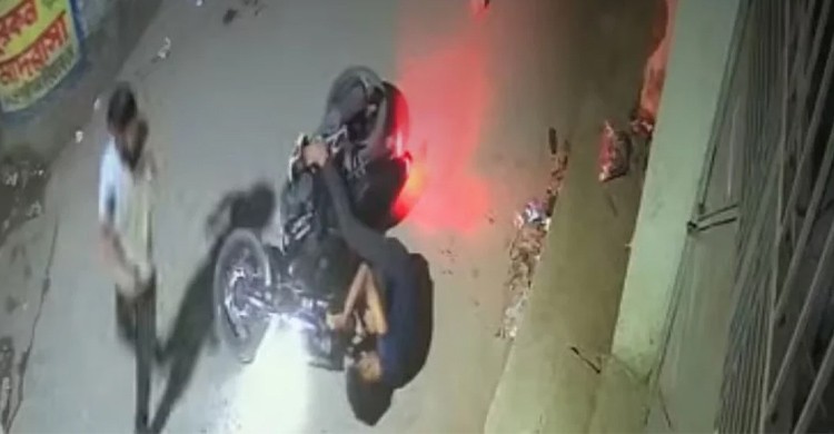চলন্ত বাইকে ইটের আঘাতে আহত সেই যুবকের মৃত্যু
