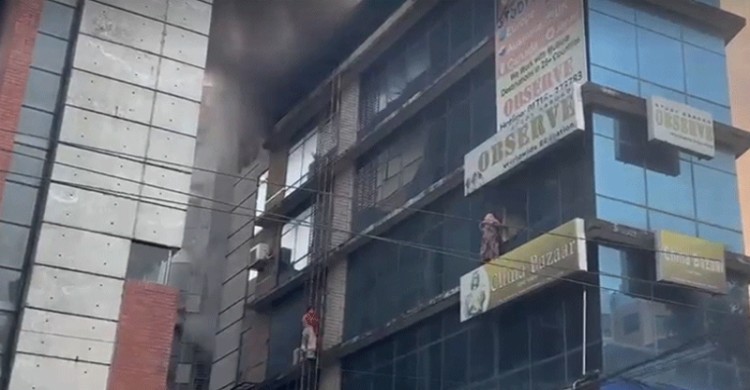 ধানমন্ডি ২৭ নম্বরে বহুতল ভবনে আগুন