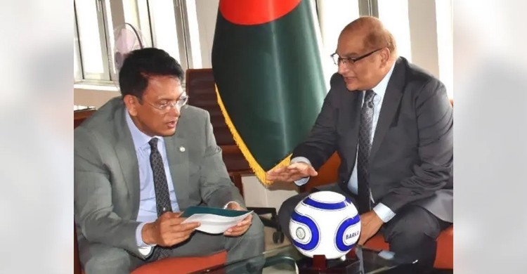 বাংলাদেশের স্কুলে বিতরণের জন্য ১ হাজার ফুটবল উপহার দিল পাকিস্তান