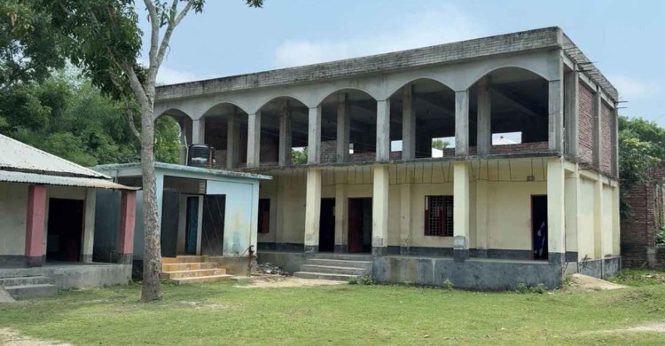 ৩৭ লাখ টাকায় নির্মিত স্কুল ভবনে নেই সিঁড়ি, অচল দোতলা নিয়ে ভোগান্তি