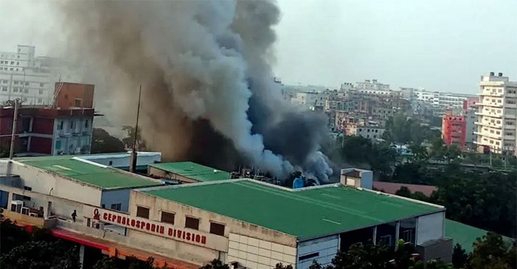 গাজীপুরে ইবনে সিনা ফার্মাসিউটিক্যালসে ভয়াবহ আগুন, কাজ করছে ৬ ইউনিট