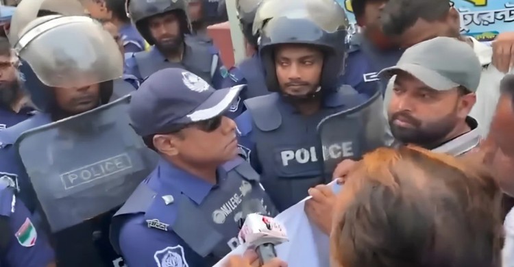 নাসীরুদ্দীন পাটওয়ারীর ওপর হামলার প্রতিবাদে মিছিলে পুলিশের বাধা