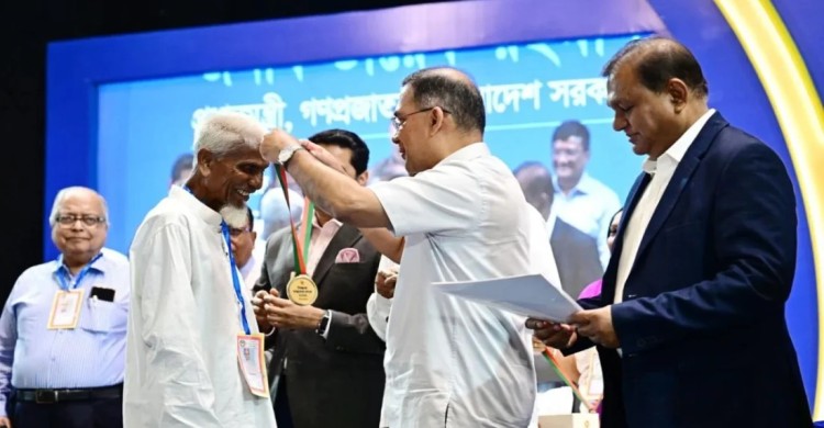 এক টাকায় ৫২ বছর শিশুদের পড়ানো লুৎফুর রহমান পেলেন সরকারি সম্মাননা