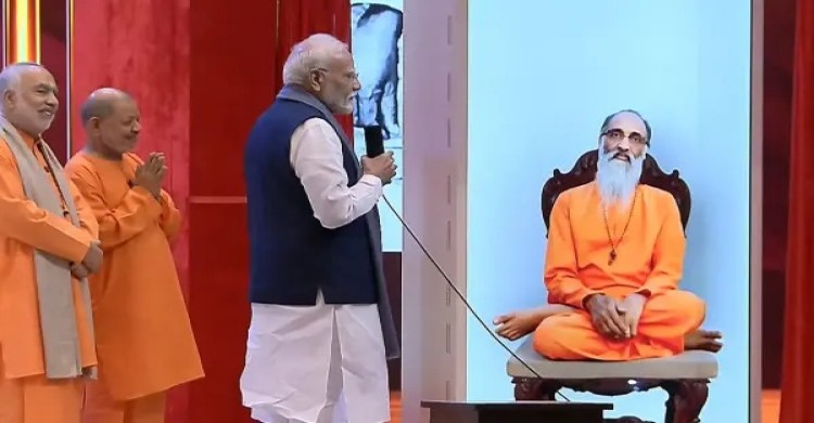 এআই দিয়ে তৈরি প্রয়াত গুরু চিন্ময়ানন্দের অবতারের কাছে আশীর্বাদ চাইলেন মোদি