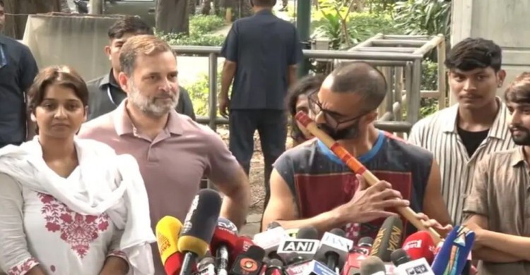 লাঠির জবাবে বাঁশির সুর, প্রতিবাদের ভিন্ন বার্তা দিলেন রাহুল গান্ধি