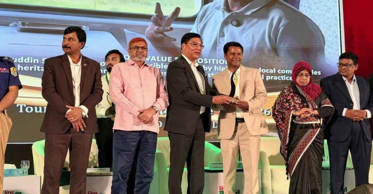 বর্ষসেরা পর্যটন কনটেন্ট ক্রিয়েটর পুরস্কার পেলেন সালাহউদ্দীন সুমন