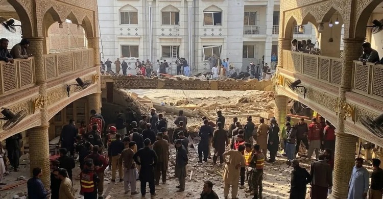 পাকিস্তানে জুমার নামাজের সময় মসজিদে বোমা হামলা, নিহত ১৬