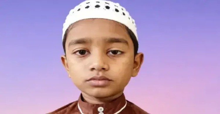 মাত্র ১২ মাস ৫ দিনে কোরআন মুখস্থ করল ৯ বছরের তাহমিদুল