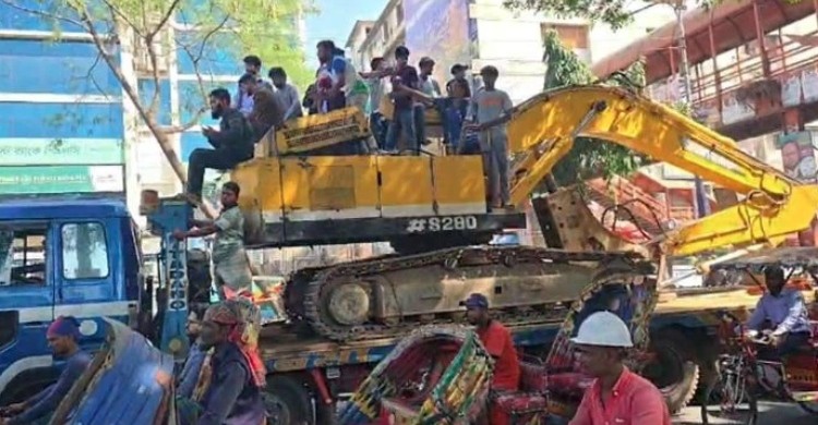 দুটি বুলডোজার নিয়ে ঢাকা কলেজ থেকে ধানমন্ডি ৩২ গেলেন শিক্ষার্থীরা