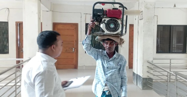 জ্বালানি কার্ড পেতে মাথায় জেনারেটর নিয়ে হাজির কৃষক