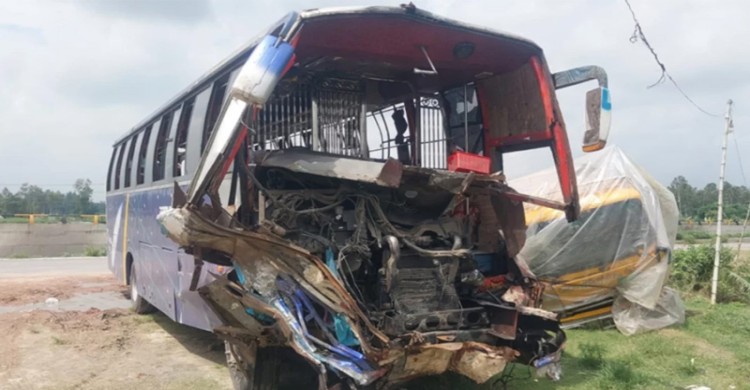 সিরাজগঞ্জে ট্রাকের ধাক্কায় বাসচালকসহ নিহত ২, আহত অন্তত ৮