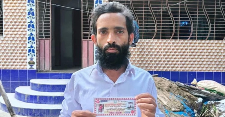 নামাজ শেষে লটারির ফল মিলিয়ে দেখেই চমক, পেলেন ৩০ লাখ টাকার পুরস্কার