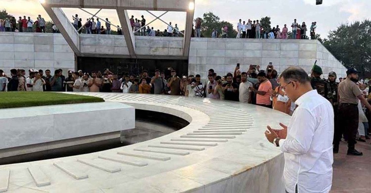 রাষ্ট্রপতি নির্বাচন শেষে মা-বাবার কবর জিয়ারত করলেন প্রধানমন্ত্রী