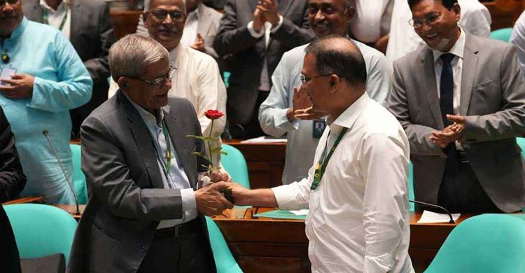 রাষ্ট্রপতিকে ফুল দিয়ে অভিনন্দন জানালেন প্রধানমন্ত্রী