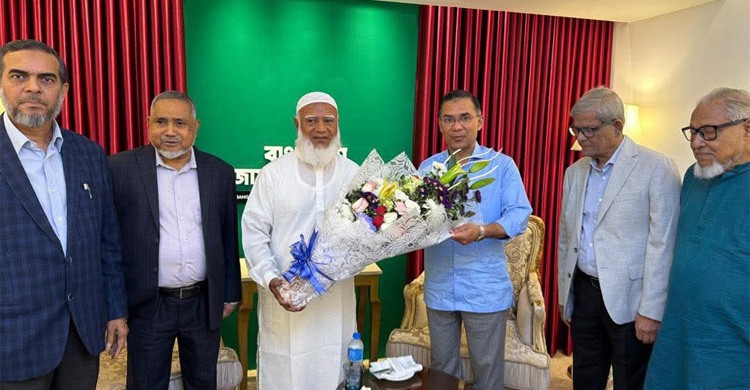 ফুল নিয়ে জামায়াত আমিরের বাসায় তারেক রহমান