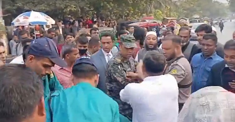ইসির সামনে বিএনপি প্রার্থীর বিরুদ্ধে রিটকারীকে রাস্তায় ফেলে মারধর