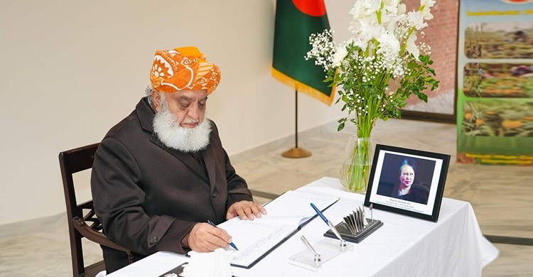 খালেদা জিয়ার শোক বইতে স্বাক্ষর করলেন পাকিস্তান জমিয়তের আমির