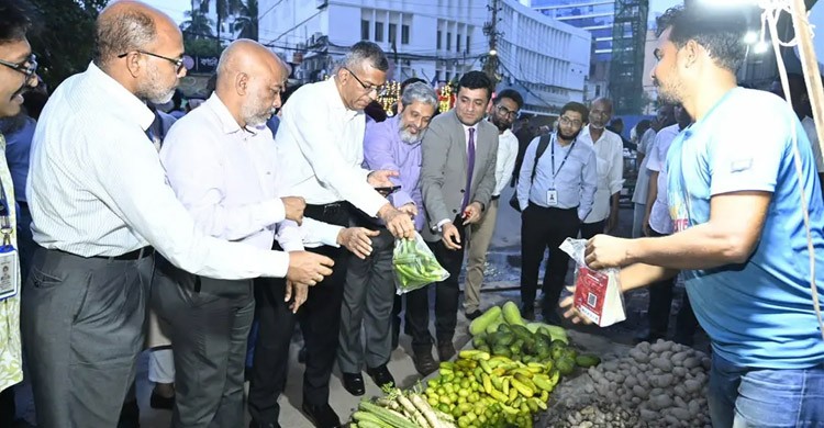পকেটে নগদ টাকা ছিল না, কিউআর স্ক্যানেই চা, মোগলাই ও সবজি কিনলেন গভর্নর