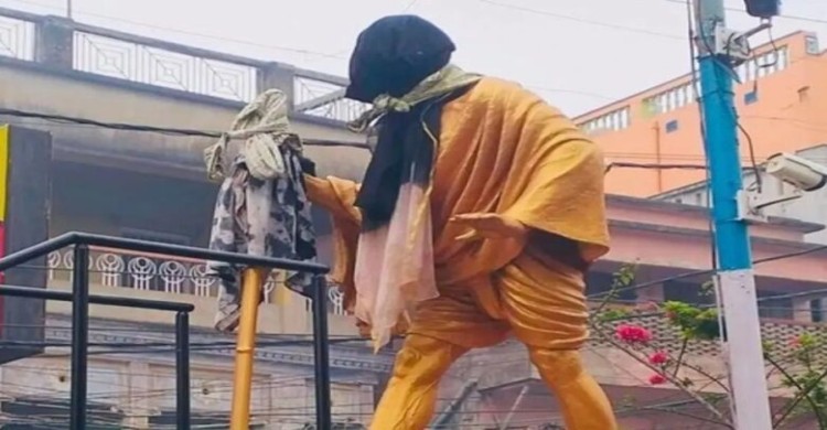 মহাত্মা গান্ধীর মূর্তির মুখে কালো কাপড়, উত্তপ্ত পশ্চিমবঙ্গের কাটোয়া