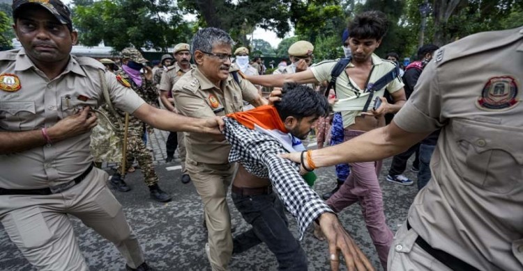 দিল্লিতে তরুণদের বিক্ষোভে চাপে মোদি সরকার, দমননীতিও থামাতে পারছে না ক্ষোভ
