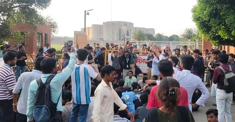সন্ধ্যা ৬টার আল্টিমেটাম দিয়ে সংসদ ভবনের সামনে আন্দোলনরত শিক্ষার্থীরা