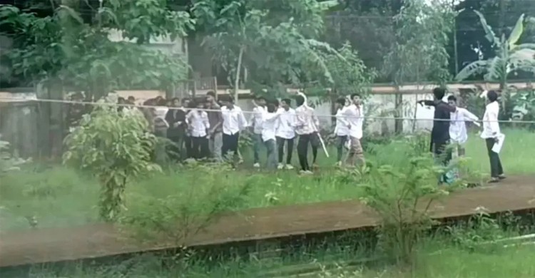 প্রশ্ন কঠিন হওয়ায় ‘ভুয়া, ভুয়া’ স্লোগানে পরীক্ষা কেন্দ্রে হামলা-ভাঙচুর
