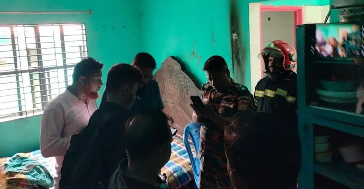 নারায়ণগঞ্জে গ্যাস বিস্ফোরণ: দগ্ধ বাবা-মা-ছেলে একসঙ্গে দাফন