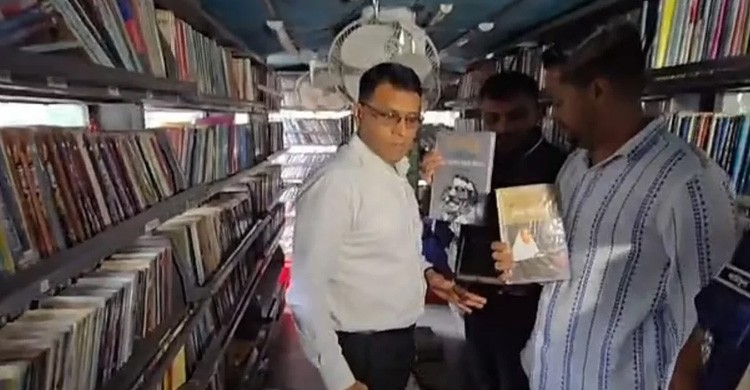 বঙ্গবন্ধু ও শেখ হাসিনার বই থাকায় বিশ্বসাহিত্য কেন্দ্রের গাড়ি আটক করল ছাত্রদল