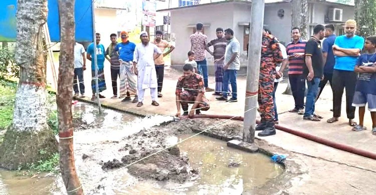 রহস্যজনকভাবে গরম হয়ে গেছে মাটি, উৎস খুঁজছে পুলিশ-ফায়ার সার্ভিস