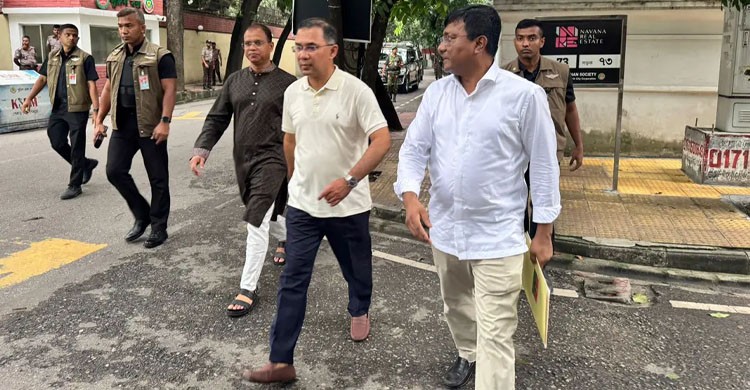 পায়ে হেঁটে গুলশান কার্যালয়ে গেলেন প্রধানমন্ত্রী তারেক রহমান