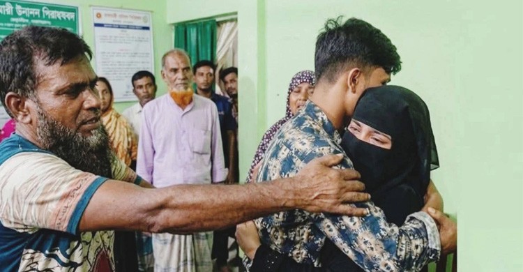 সালিশে বিচ্ছেদের নির্দেশ, প্রেমিক-প্রেমিকার কান্নায় ভেঙে পড়ার দৃশ্য ভাইরাল
